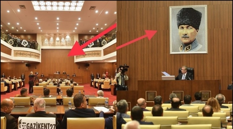 Kalpaklı Atat&uuml;rk portresi meclis salonunda