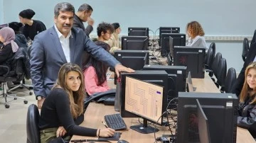 Kaplan, halı tasarım &ouml;ğrencilerini dinledi 