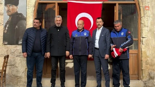 Karkamış&rsquo;ta cadde ve sokaklar ay yıldızlı bayraklarla donatıldı