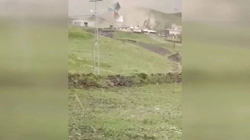 Kars'ta şiddetli fırtına bazı evlerin çatısına zarar verdi