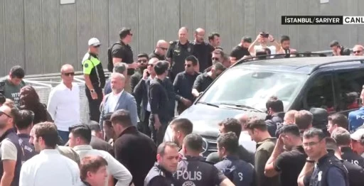 Kayyum Gürsel Tekin bina önünde bekliyor!