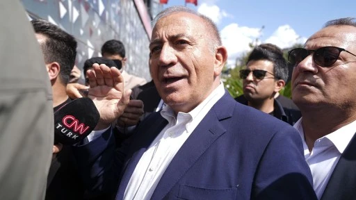 Kayyum Gürsel Tekin, Özgür Özel gelmeden binadan ayrıldı!