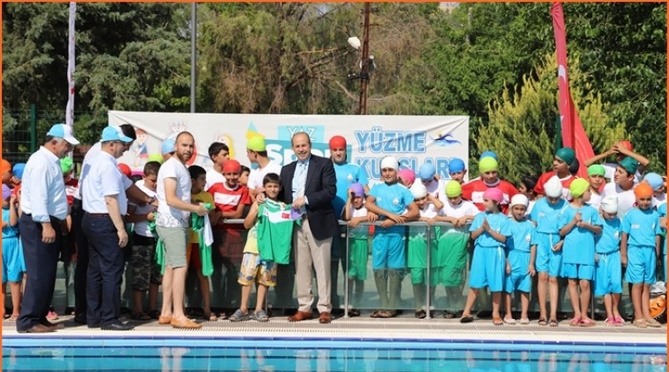 Kılı&ccedil;, &ouml;ğrencilere y&uuml;zme seti hediye etti