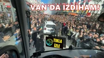 Kılı&ccedil;daroğlu Van'da miting alanına b&ouml;yle gitti...