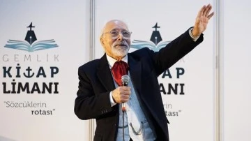 Kitap Fuarı&rsquo;nda Emre Kongar'a b&uuml;y&uuml;k ilgi...