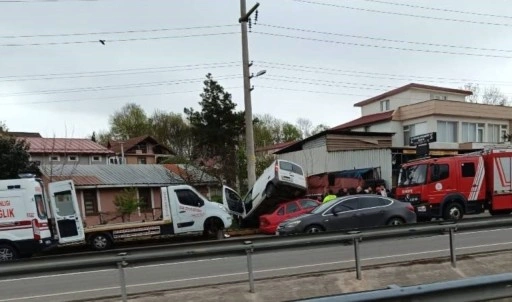Kocaeli'nde bir araç tamirhane önündeki otomobile çarptı: Yaralılar var!
