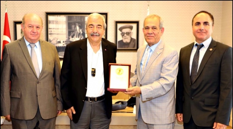 Konukoğlu'na teşekk&uuml;r plaketi...