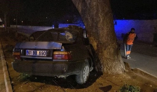 Konya'da ağaca çarpan otomobilin sürücüsü ağır yaralandı!