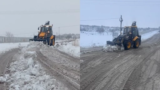 K&ouml;y yollarında karla m&uuml;cadele &ccedil;alışması s&uuml;r&uuml;yor...