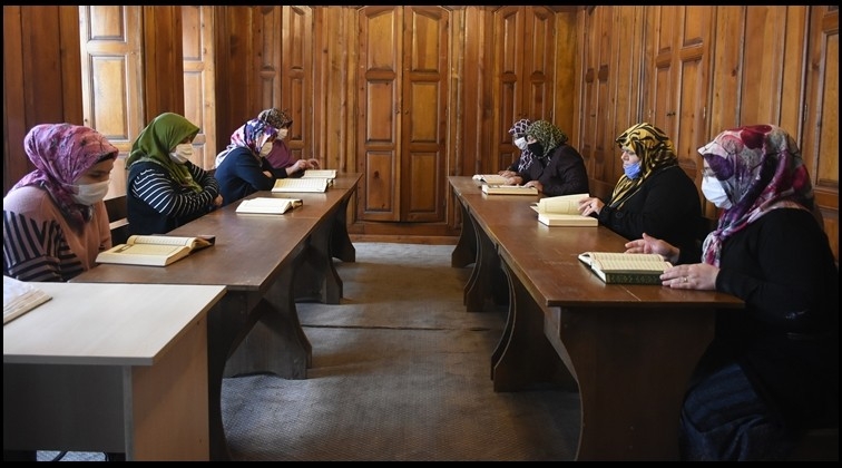 K&uuml;lt&uuml;r Merkezi&rsquo;nde Kur&rsquo;an-ı Kerim dersi...