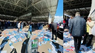 K&uuml;tahya&rsquo;da broş&uuml;r dağıtan CHP&rsquo;li kadınlara saldırı