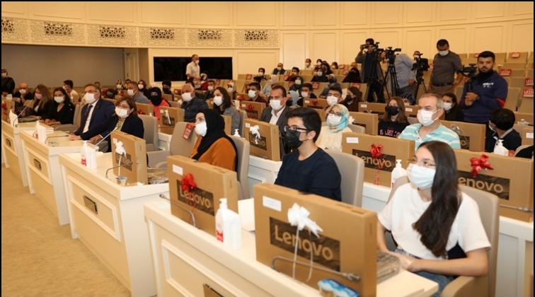 LGS&rsquo;de ilk 50&rsquo;ye giren &ouml;ğrencilere bilgisayar...