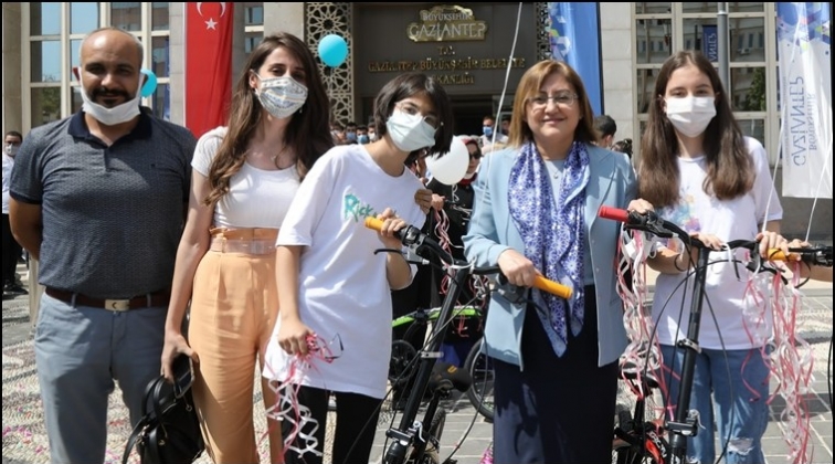 LGS'de ilk 50&rsquo;ye giren &ouml;ğrencilere &ouml;d&uuml;l...