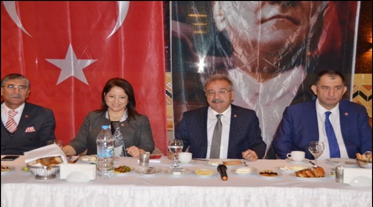 L&uuml;tf&uuml; Demir, basınla kahvaltıda buluştu