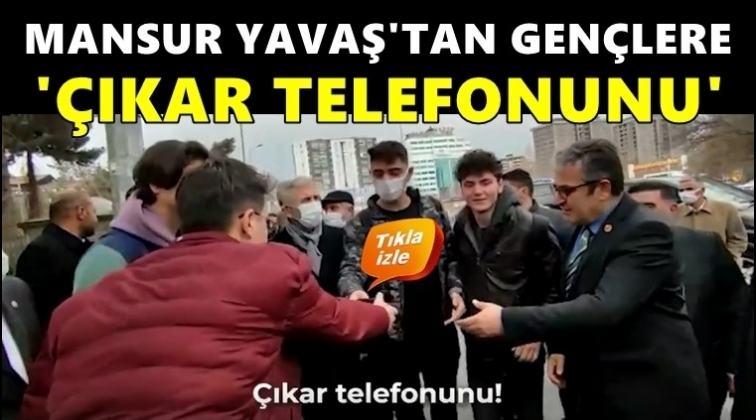 Mansur Yavaş'tan gen&ccedil;lere: &Ccedil;ıkar telefonunu...