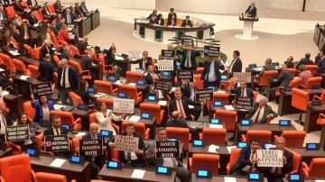 Meclis'te sans&uuml;r yasası protestosu