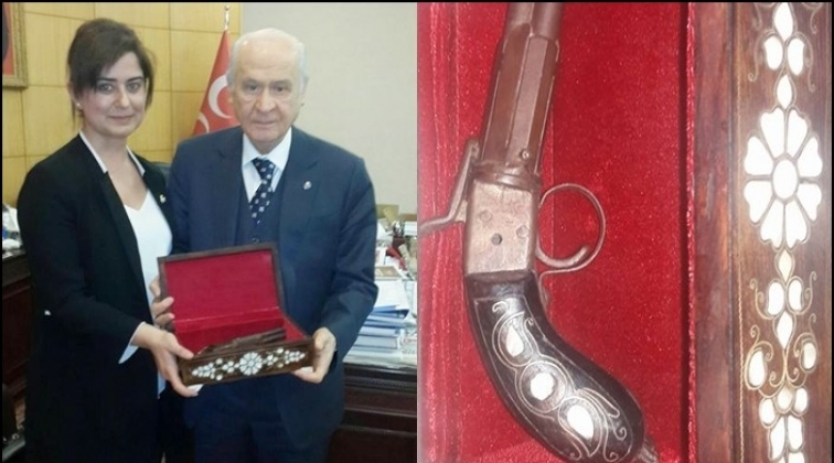 MHP’li Canpolat Bahçeli’ye tabanca hediye etti