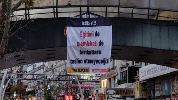 Milli Eğitim önünde &quot;Bakan Tekin istifa et&quot; pankartı