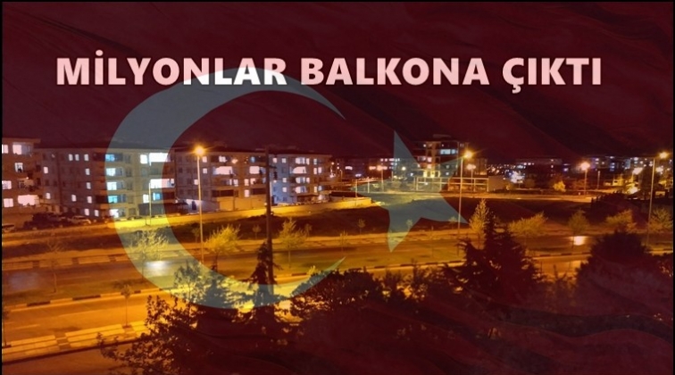 Milyonlar&nbsp;balkondan İstikl&acirc;l Marşı s&ouml;yledi
