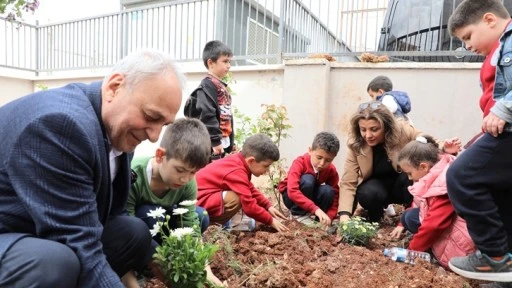 Minik eller toprağa hayat verdi