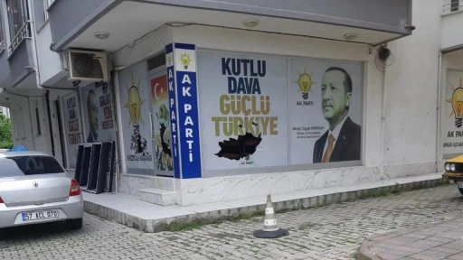 Müdür atamasına öfkelendi: AKP Erfelek İlçe Başkanlığı'nın camlarını kırdı