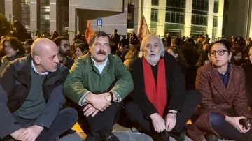Müjdat Gezen TİP'in oturma eylemine katıldı