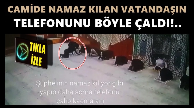 Namaz kılıyormuş gibi yapıp, telefonu &ccedil;aldı!