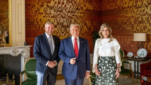 NATO Zirvesi'nde tartışma yaratan görüntüler: Kraliçe, Trump’ı taklit mi etti?