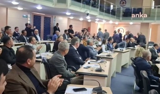 Nihat Zeybekci Kongre ve Kültür Merkezi’nin adı değiştirildi: AKP'liler salonu terk etti