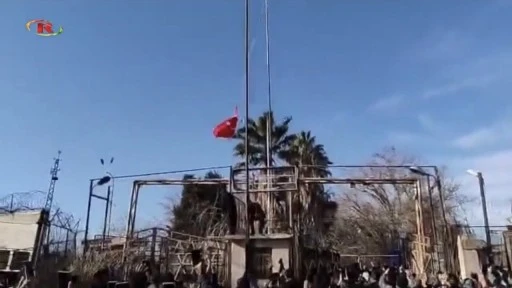 Nusaybin'de b&uuml;y&uuml;k provokasyon: T&uuml;rk bayrağını indirdiler!