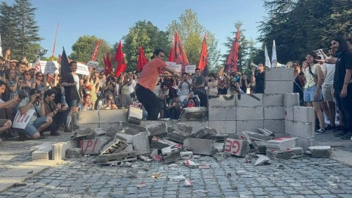 ODTÜ’lü öğrenciler geleneksel Devrim Yürüyüşü’nü gerçekleştirdi: Öğrenciler baskı duvarını yıktı