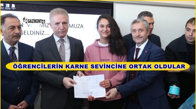 Öğrencilere karne ve kol saati dağıttılar...