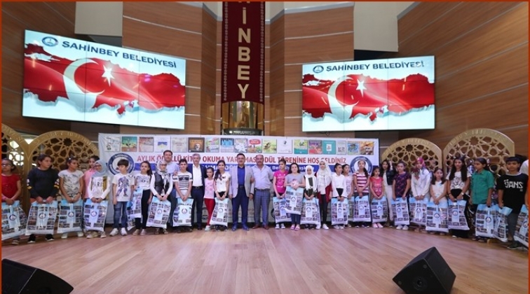 Okuma yarışmasında dereceye girenlere eşofman