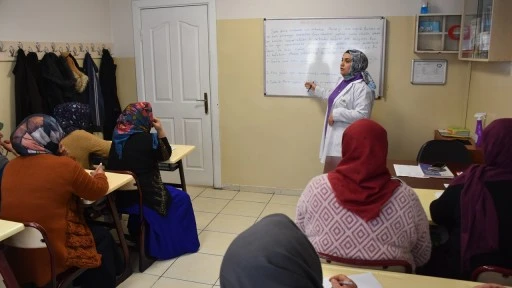 Okuma yazma &ouml;ğrenen kadınlar hayallerini ger&ccedil;ekleştiriyor