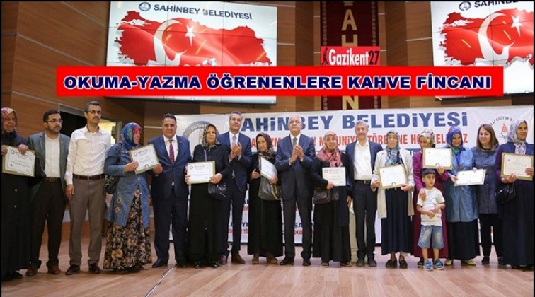 Okuma yazma &ouml;ğrenene kahve fincanı hediye