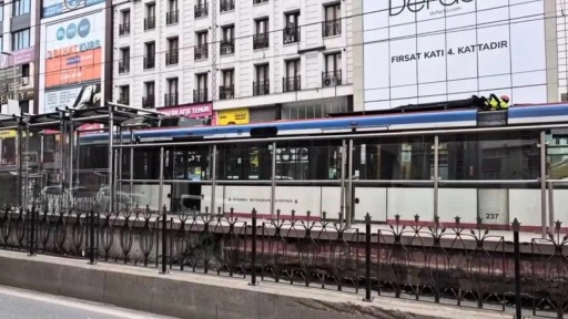 Olay anlar&#x131; kamerada: Tramvay dura&#x11F;&#x131;nda taciz &#x15F;&#xFC;phelisi darbedildi