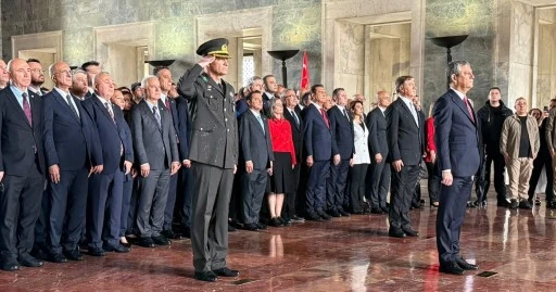 &Ouml;zg&uuml;r &Ouml;zel, Anıtkabir'de: Kuşatılan mirasınızı koruma g&ouml;revi bize emanettir