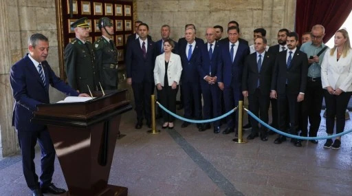  Özgür Özel; Anıtkabir Özel Defteri'ne yazdığı sözler de dikkat çekti.