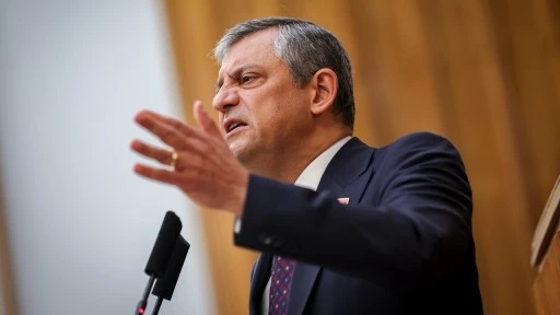&Ouml;zg&uuml;r &Ouml;zel'den 1 Mayıs mesajı: Ya onurlu bir yaşam, ya bu kara d&uuml;zen!
