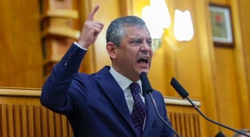 &Ouml;zg&uuml;r &Ouml;zel, Akın G&uuml;rlek'e dava a&ccedil;ıyor: Kim doğru s&ouml;yl&uuml;yor g&ouml;receğiz!