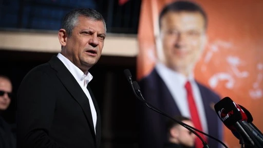 &Ouml;zg&uuml;r &Ouml;zel'den, AKP'li Hatipoğlu'na 'saat' tepkisi