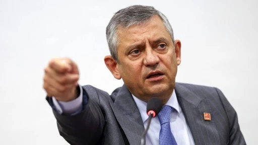 &Ouml;zg&uuml;r &Ouml;zel'den demokrasi n&ouml;beti &ccedil;ağrısı: Darbeye teslim olmayacağız!