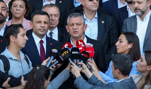 Özgür Özel'den, Erdoğan'a yanıt: Canlı yayında Trump'a ayarı ver, seni karşılayıp elini sıkacağım!