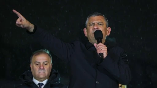 &Ouml;zg&uuml;r &Ouml;zel'den 'İmamoğlu' uyarısı: Beceriksizliğin y&uuml;z&uuml;nden kimse ilave 3 ay yatmayacak!