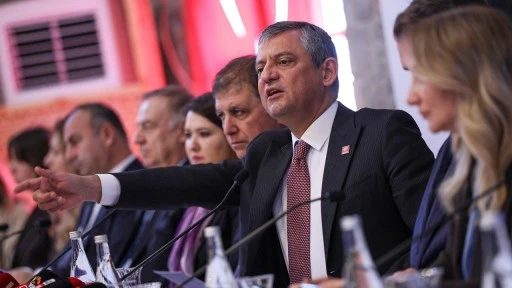 &Ouml;zg&uuml;r &Ouml;zel: İleride herkes darbeyi p&uuml;sk&uuml;rten CHP'lileri hatırlayacak