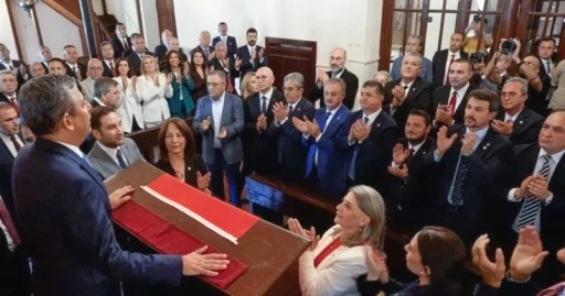 &Ouml;zg&uuml;r &Ouml;zel oy birliği ile genel başkan se&ccedil;ildi!