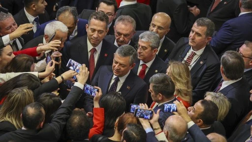 &Ouml;zg&uuml;r &Ouml;zel, resepsiyondan Erdoğan&rsquo;la tokalaşmadan ayrıldı