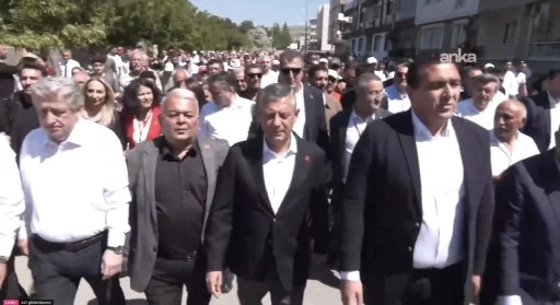 &Ouml;zg&uuml;r &Ouml;zel Sivas'ta Madımak y&uuml;r&uuml;y&uuml;ş&uuml;ne katıldı 