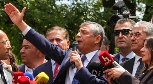 &Ouml;zg&uuml;r &Ouml;zel TBMM &ouml;n&uuml;nde partililere seslendi: Darbeyi TBMM'nin &ouml;n&uuml;nde p&uuml;sk&uuml;rtt&uuml;n&uuml;z!