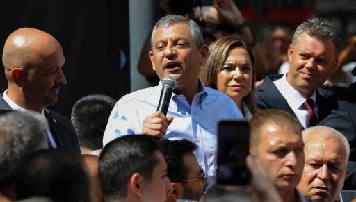 &Ouml;zg&uuml;r &Ouml;zel: &Uuml;&ccedil; kişi g&ouml;zaltındayken yapacakları se&ccedil;imle &Uuml;sk&uuml;dar&rsquo;a &ccedil;&ouml;kecekler!